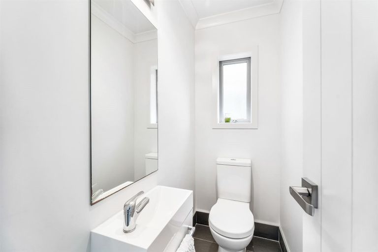 Photo of property in 32 Corricvale Way, Northcross, Auckland, 0630