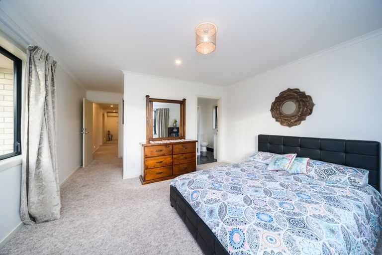 Photo of property in 19 Monaco Grove, Fitzherbert, Palmerston North, 4410