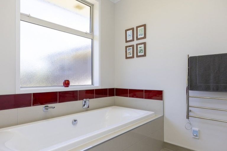 Photo of property in 7 Magnolia Rise, Waipahihi, Taupo, 3330