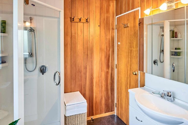 Photo of property in 20 Grays Road, Plimmerton, Porirua, 5026