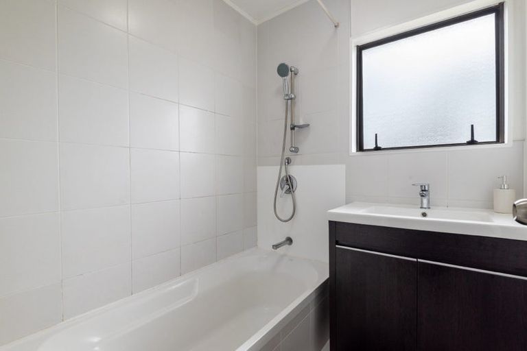 Photo of property in 2/148 Sunset Road, Unsworth Heights, Auckland, 0632