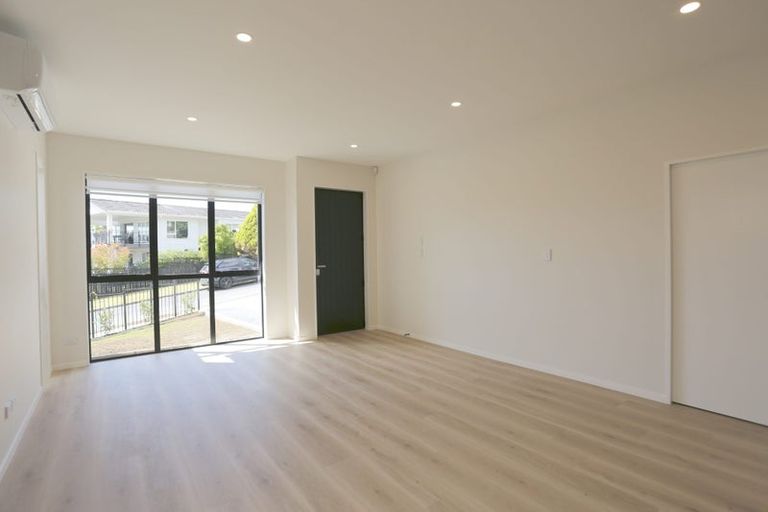 Photo of property in 1a Kirkdale Place, Northcross, Auckland, 0632