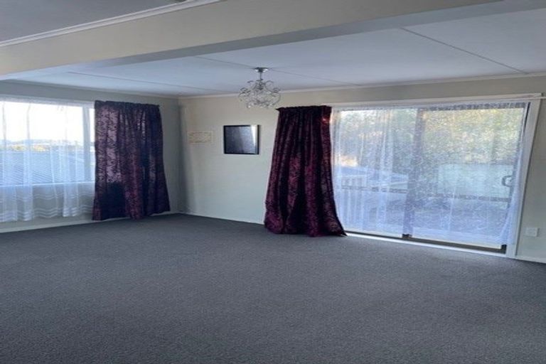 Photo of property in 39 Cotswold Crescent, Newlands, Wellington, 6037