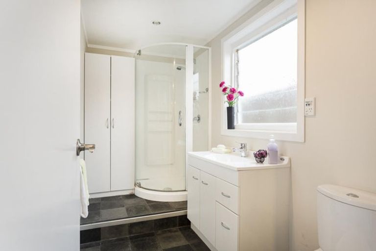 Photo of property in 53 Yeovil Road, Te Atatu Peninsula, Auckland, 0610