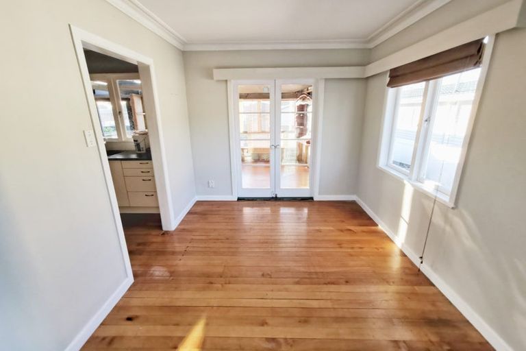 Photo of property in 6 Marlene Avenue, Te Atatu South, Auckland, 0610