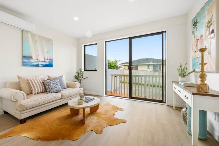 Photo of property in 2/92 Titirangi Road, New Lynn, Auckland, 0600