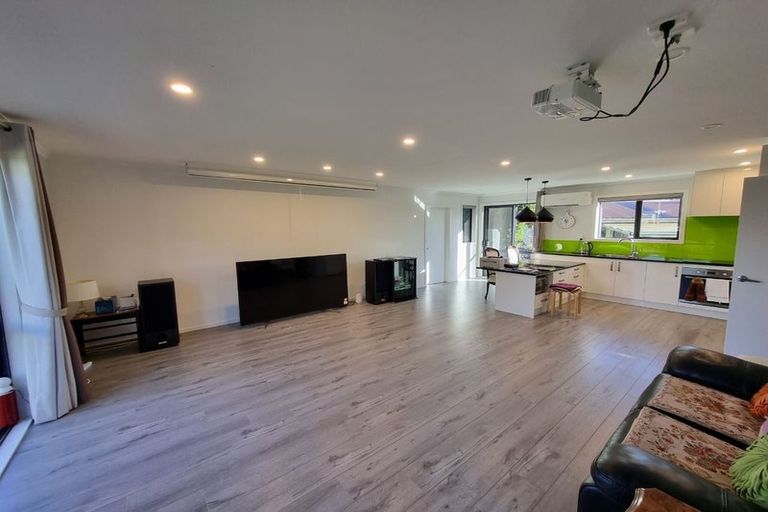 Photo of property in 52 Hobart Crescent, Wattle Downs, Auckland, 2103