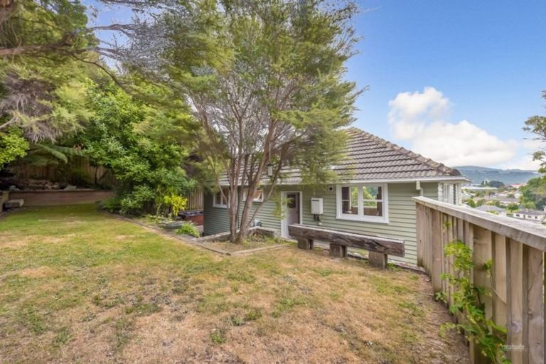 Photo of property in 10 Hill Grove, Naenae, Lower Hutt, 5011
