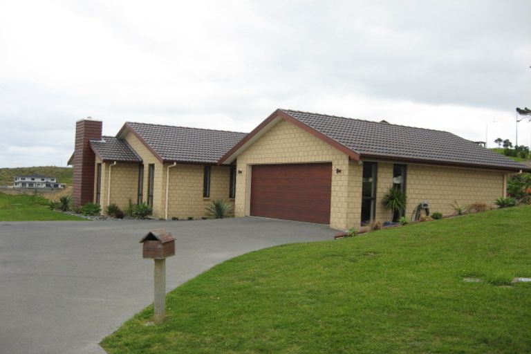 Photo of property in 2 Laguna Place, Matakatia, Whangaparaoa, 0930