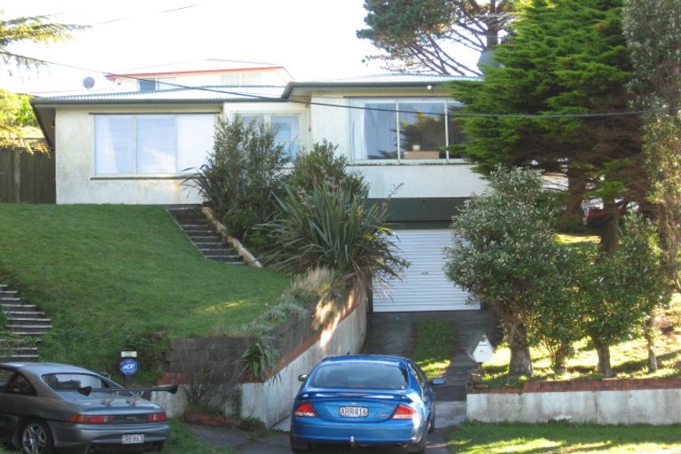 Photo of property in 25 Salford Street, Newlands, Wellington, 6037