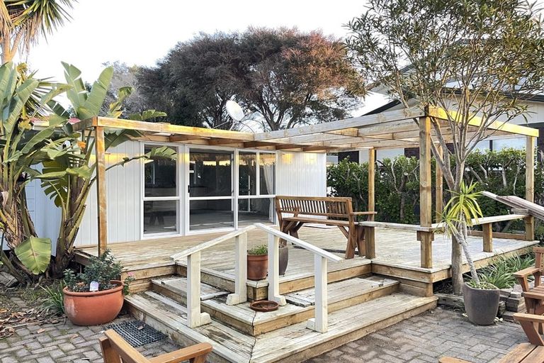 Photo of property in 100 Torkar Road, Clarks Beach, 2122