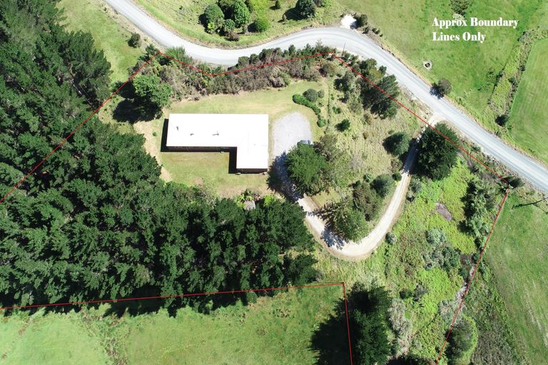 Photo of property in 21 Spicer Road, Cable Bay, 0420