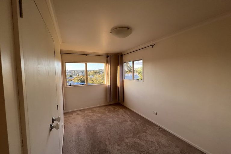 Photo of property in 2/50 Bond Crescent, Forrest Hill, Auckland, 0620