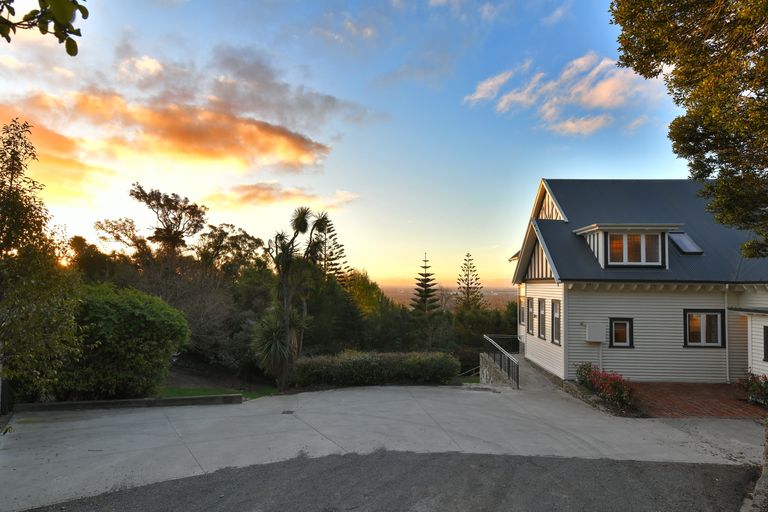 Photo of property in 103 Hackthorne Road, Cashmere, Christchurch, 8022