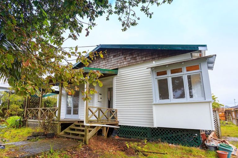 Photo of property in 11 Clayburn Road, Glen Eden, Auckland, 0602