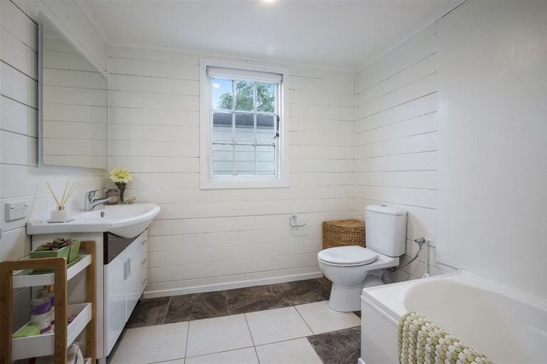 Photo of property in 4 Mellsop Avenue, Waiuku, 2123