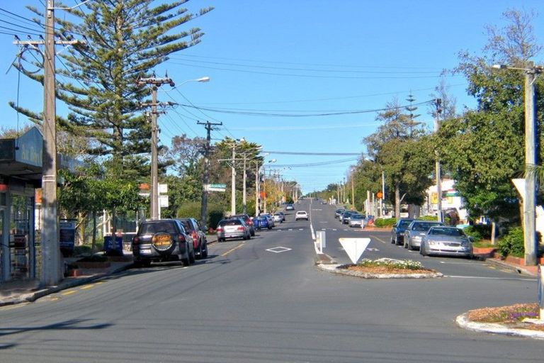 Photo of property in 2/125 Beach Haven Road, Beach Haven, Auckland, 0626