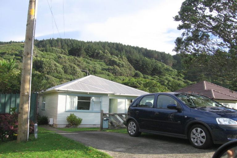 Photo of property in 3 Franklyn Road, Tawa, Wellington, 5028