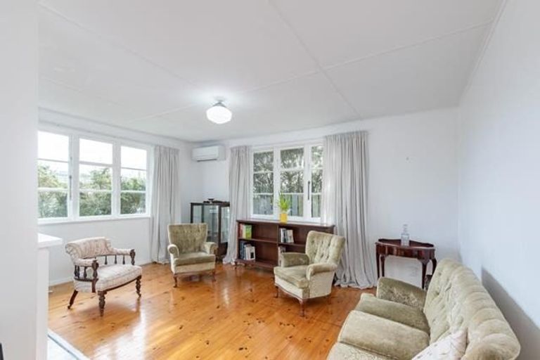 Photo of property in 13 Dorset Grove, Cannons Creek, Porirua, 5024