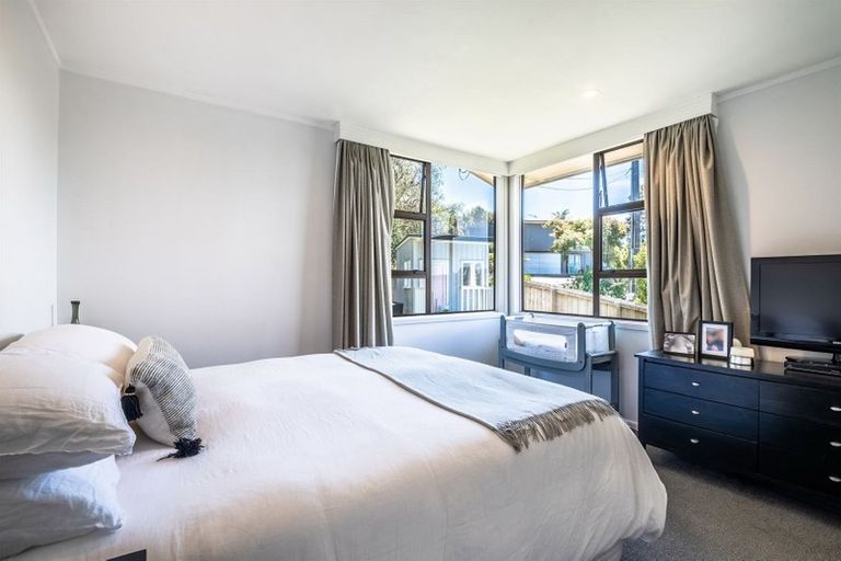 Photo of property in 10 Peter Terrace, Castor Bay, Auckland, 0620