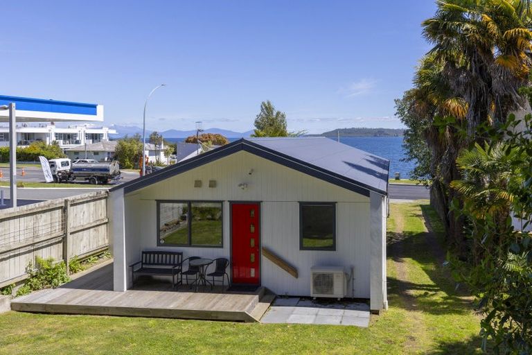 Photo of property in 1/202 Lake Terrace, Waipahihi, Taupo, 3330