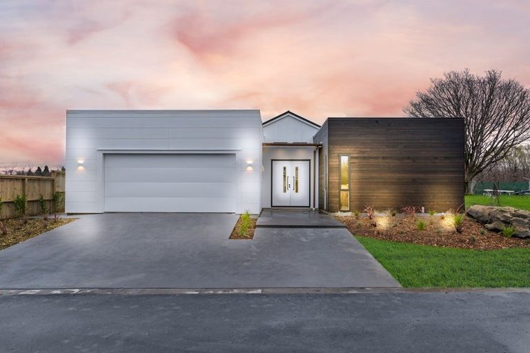 Photo of property in 16 Oates Place, Greytown, 5712