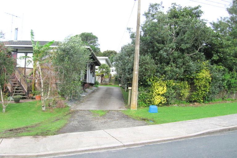 Photo of property in 35 Pohutukawa Avenue, Red Beach, 0932