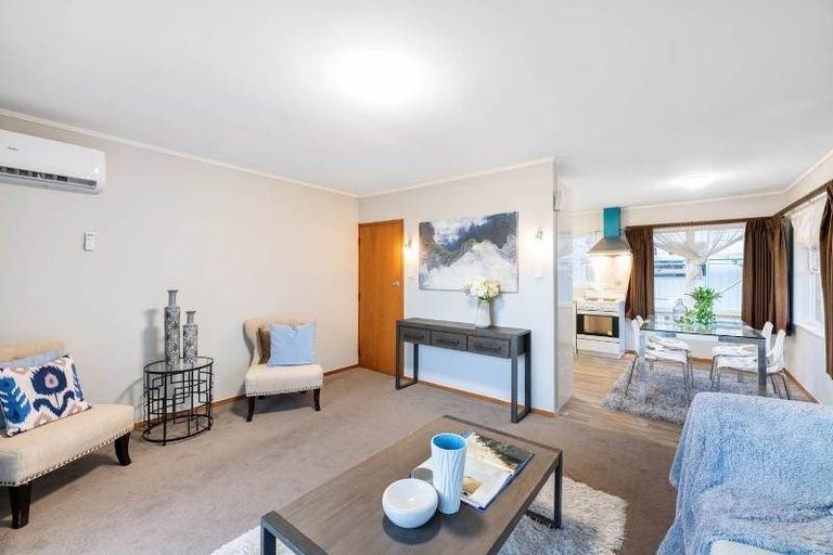 Photo of property in 2/90 Te Atatu Road, Te Atatu South, Auckland, 0610