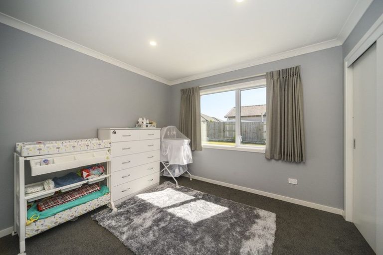Photo of property in 126 Johnstone Drive, Fitzherbert, Palmerston North, 4410