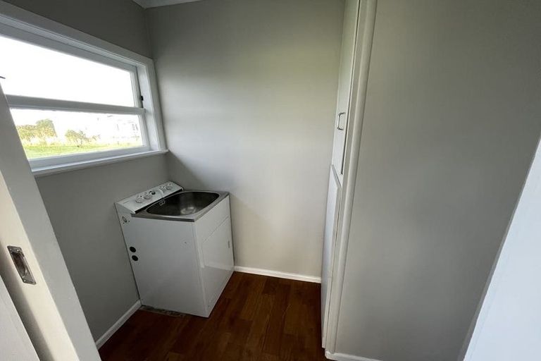 Photo of property in 32 Canal Road West, Waitakaruru, Ngatea, 3576