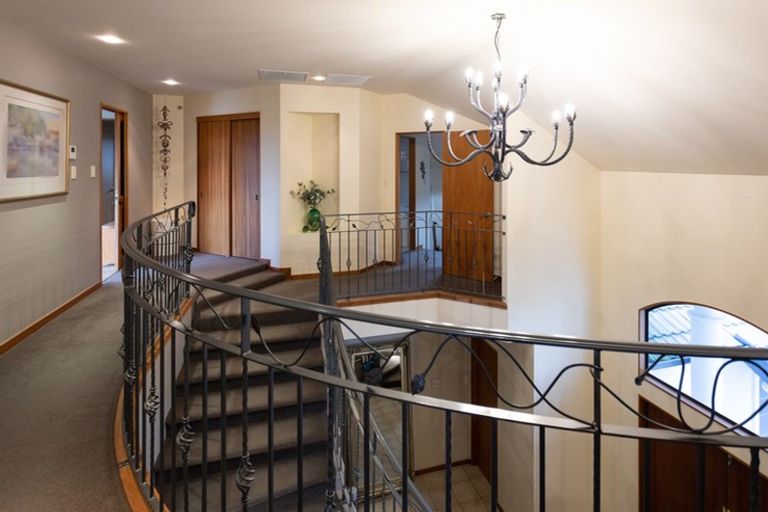 Photo of property in 33 Ruapehu Drive, Fitzherbert, Palmerston North, 4410