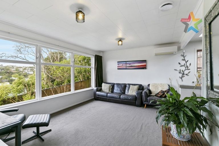 Photo of property in 10 Innes Way, Newlands, Wellington, 6037