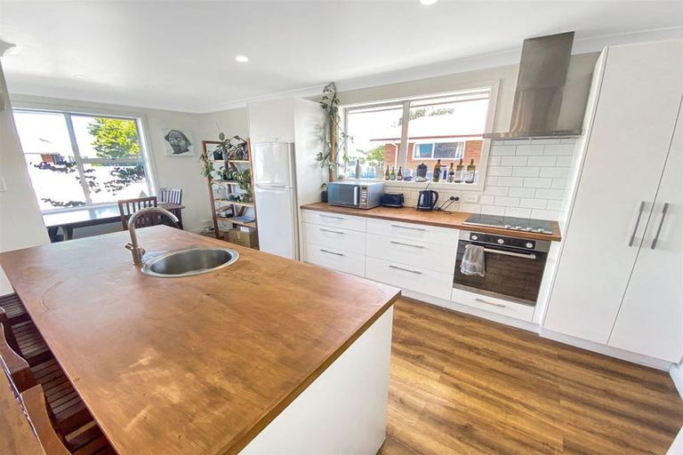 Photo of property in 11 Ian Place, Bishopdale, Christchurch, 8053