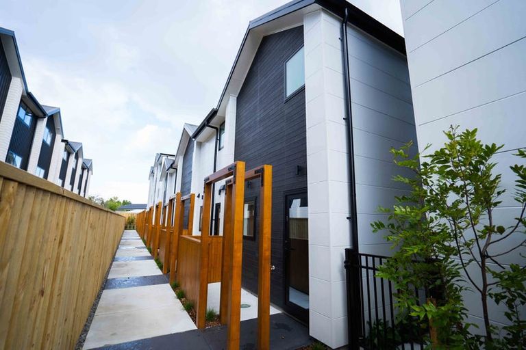 Photo of property in 1/24 Yeovil Road, Te Atatu Peninsula, Auckland, 0610