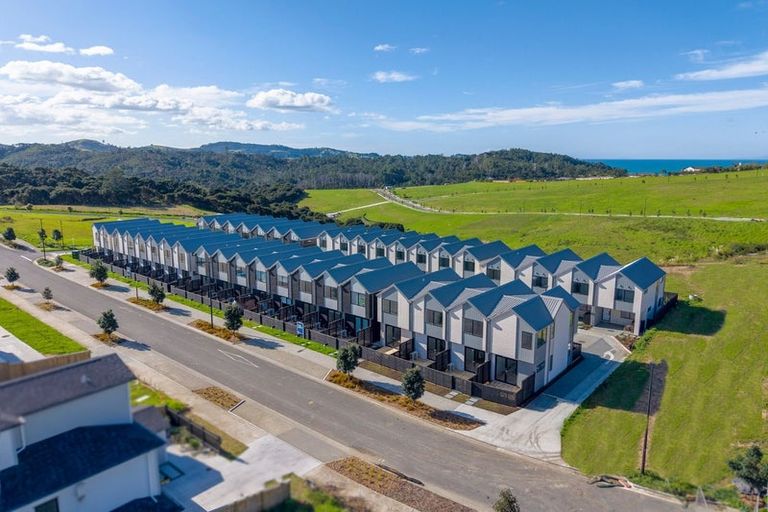Photo of property in 2/21 Makomako Drive, Orewa, 0931