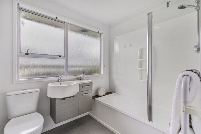 Photo of property in 2/16 Stanley Road, Glenfield, Auckland, 0629