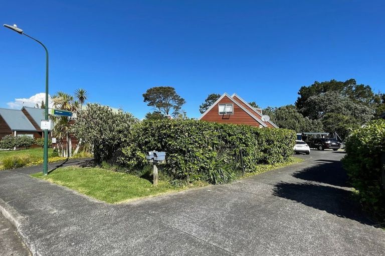 Photo of property in 17 Caspian Close, New Lynn, Auckland, 0600