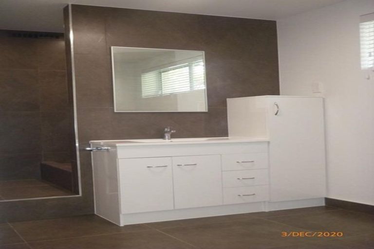 Photo of property in 1/25 Brunton Place, Glenfield, Auckland, 0629