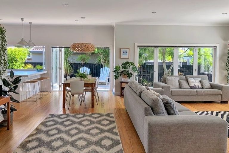 Photo of property in 1/1 Birkley Road, Bayswater, Auckland, 0622