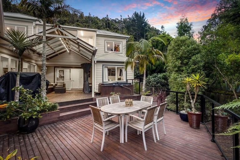 Photo of property in 10 Tui Crescent, Waiatarua, Auckland, 0604