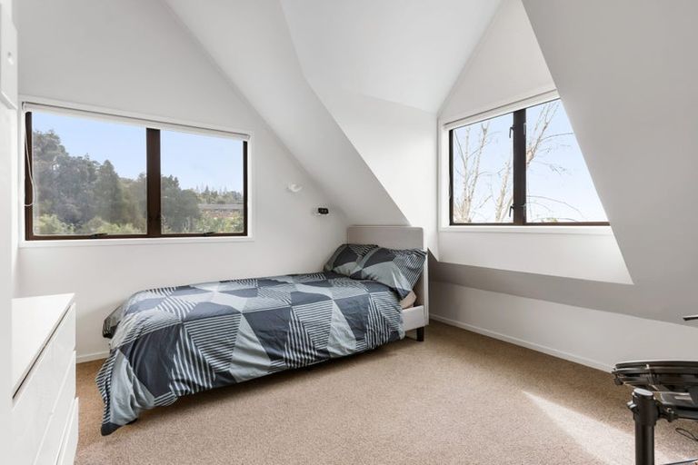 Photo of property in 1/305 Glenfield Road, Glenfield, Auckland, 0629