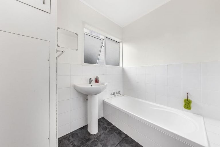 Photo of property in 4/23 Luckens Road, West Harbour, Auckland, 0618