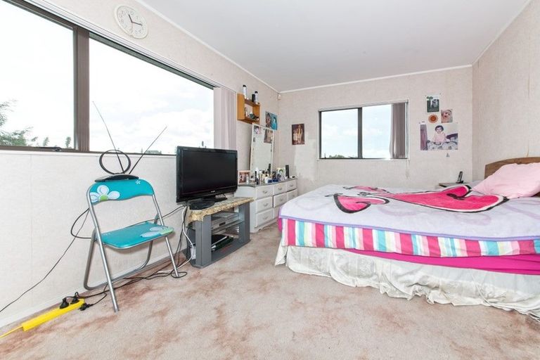 Photo of property in 4 Heversham Place, Glendene, Auckland, 0602