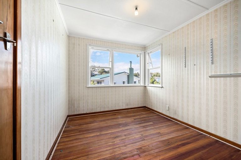 Photo of property in 4 Cotswold Crescent, Newlands, Wellington, 6037