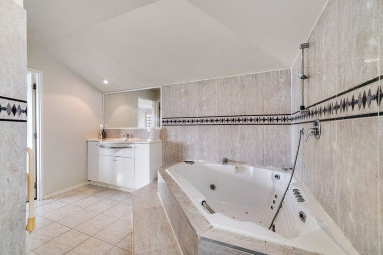 Photo of property in 13 San Martin Place, Goodwood Heights, Auckland, 2105