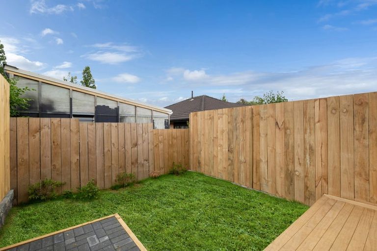 Photo of property in 8/94 Godley Road, Green Bay, Auckland, 0604