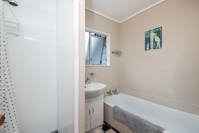 Photo of property in 52 Colchester Crescent, Newlands, Wellington, 6037