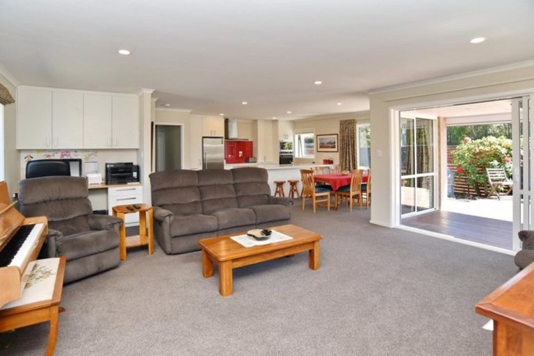 Photo of property in 15a Canberra Place, Redwood, Christchurch, 8051