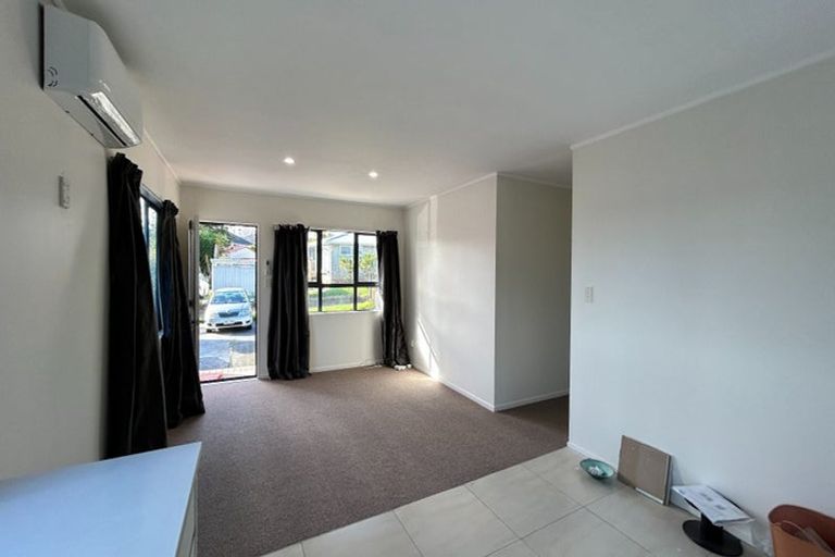 Photo of property in 22 Essex Street, Te Atatu South, Auckland, 0610