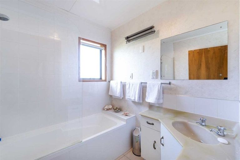 Photo of property in 208 Edmonton Road, Te Atatu South, Auckland, 0610